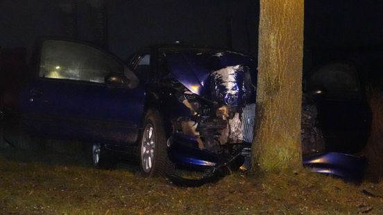 Politie treft bestuurder twee straten verderop aan na ongeluk. Politie treft bestuurder twee straten verderop aan na ongeluk.