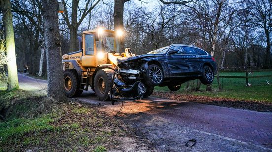Zelfredzaamheid na ongeluk in Schoonebeek: buurman verplaatst beschadigde auto met shovel. Zelfredzaamheid na ongeluk in Schoonebeek: buurman verplaatst beschadigde auto met shovel.