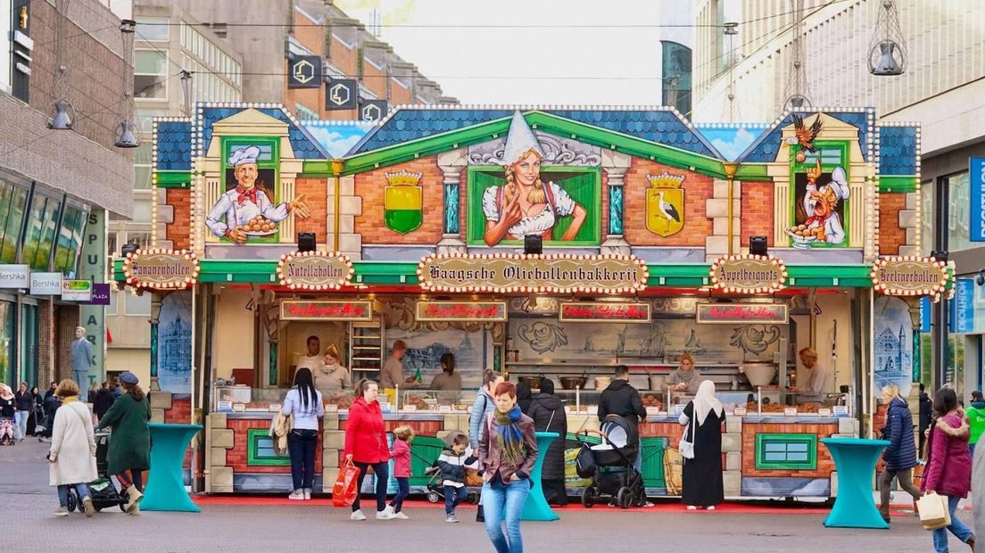 Oliebollenkraam staat weer bij Grote Marktstraat: 'Ik sta te popelen om te beginnen'