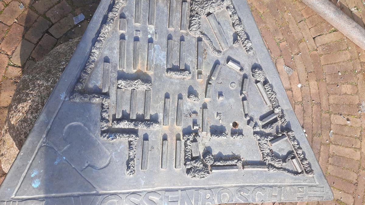 'Welke idioot doet zoiets?' Moluks monument in Wierden zwaar beschadigd