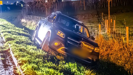 Man rijdt sloot in en slaat omstander