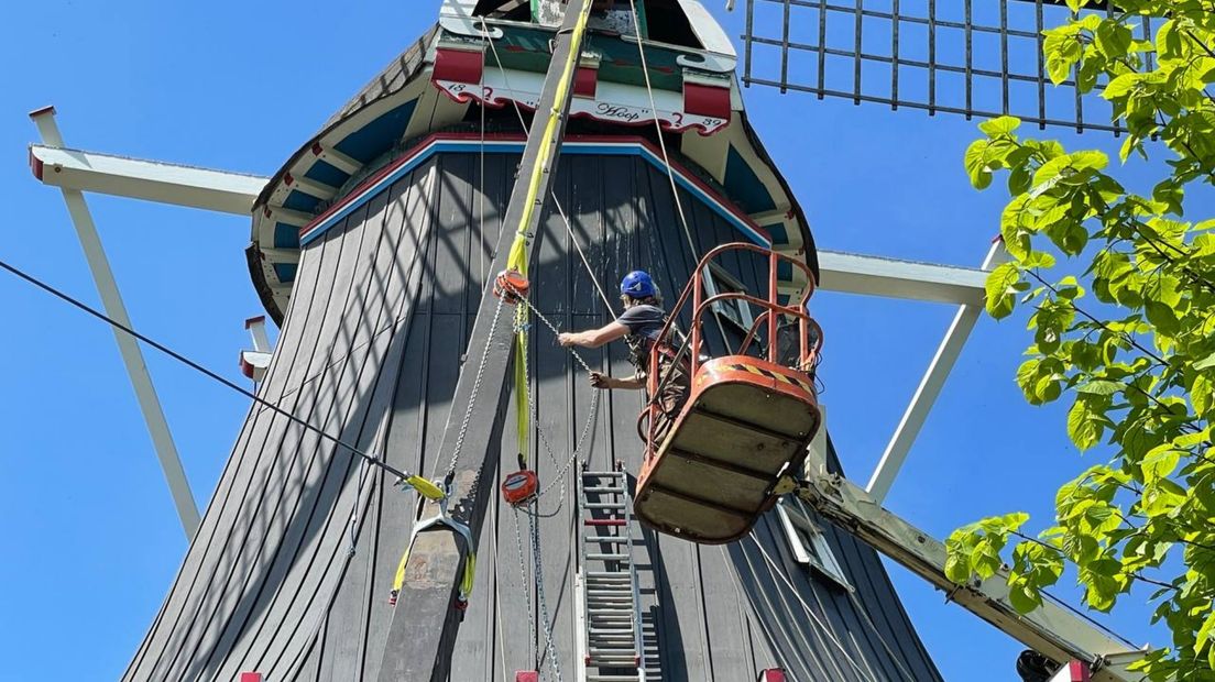 De roede wordt geplaatst door middel van takels