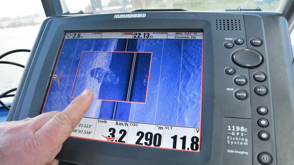 Duikers vinden bij Wijhe auto terug op bodem IJssel