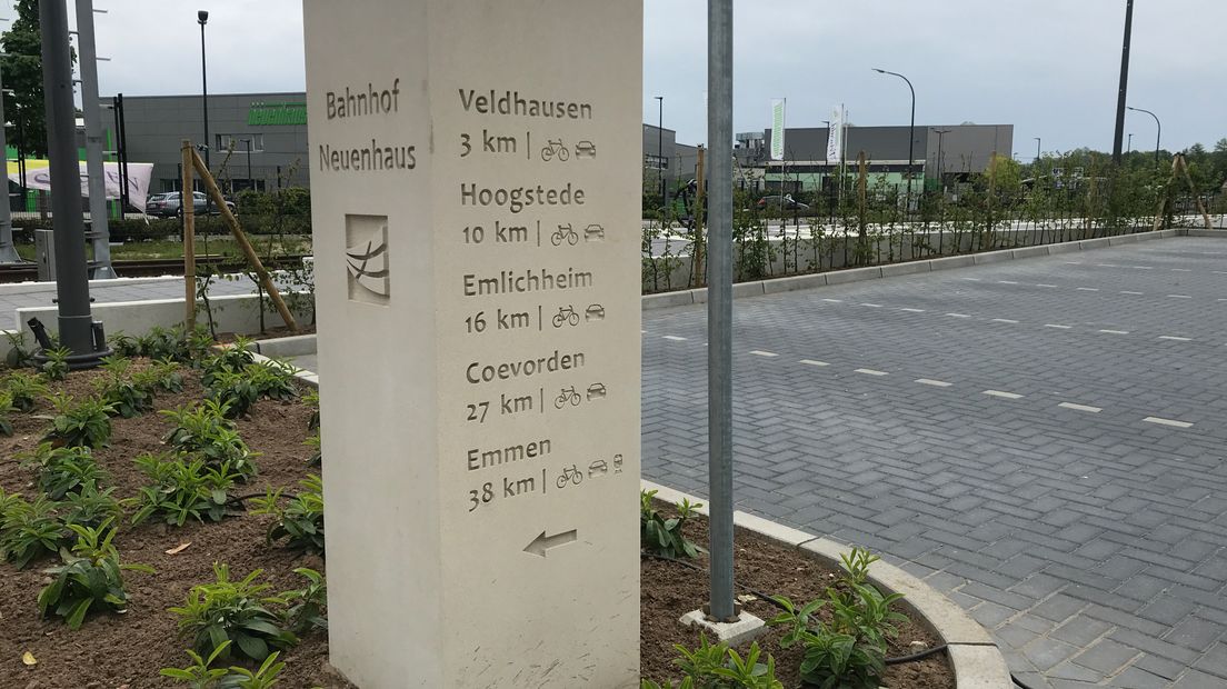 Op een gedenksteen bij station Neuenhaus staat alvast de wens van Berends: doorrijden naar Emmen (Rechten: Serge Vinkenvleugel/RTV Dernthe)