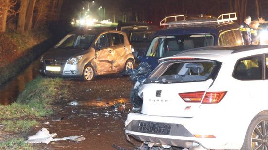 Ravage na botsing met vijf autos, bestuurder aangehouden. Ravage na botsing met vijf autos, bestuurder aangehouden.