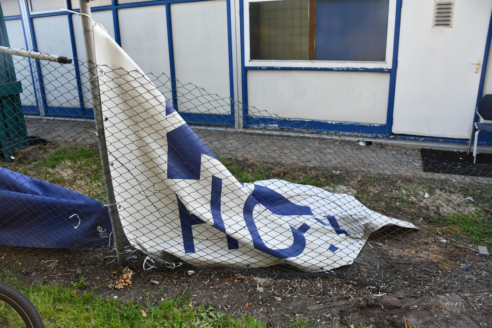Busje ramt kantine voetbalvereniging HSV Hoek