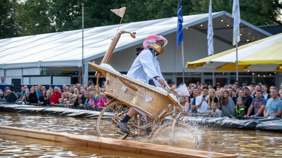 Jubileumeditie Roldermarkt spetterend geopend met kletsnatte fietsrace