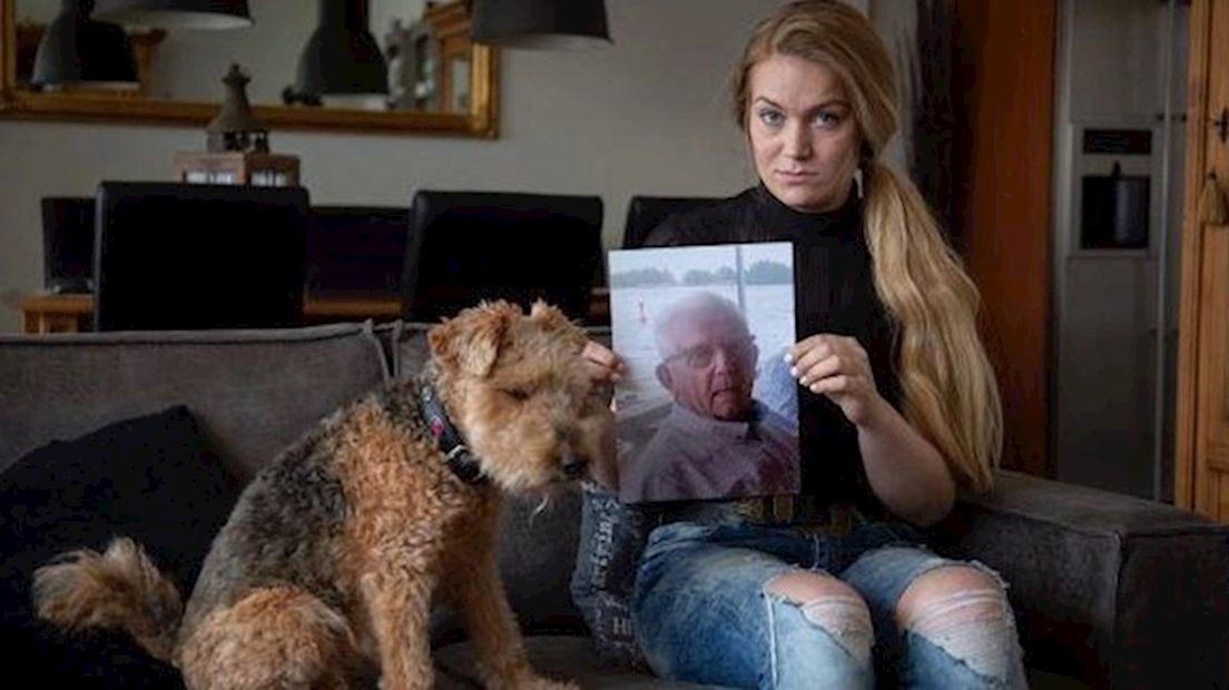Kleindochter Irissa met een foto van opa Dirk, die vandaag exact twee jaar wordt vermist