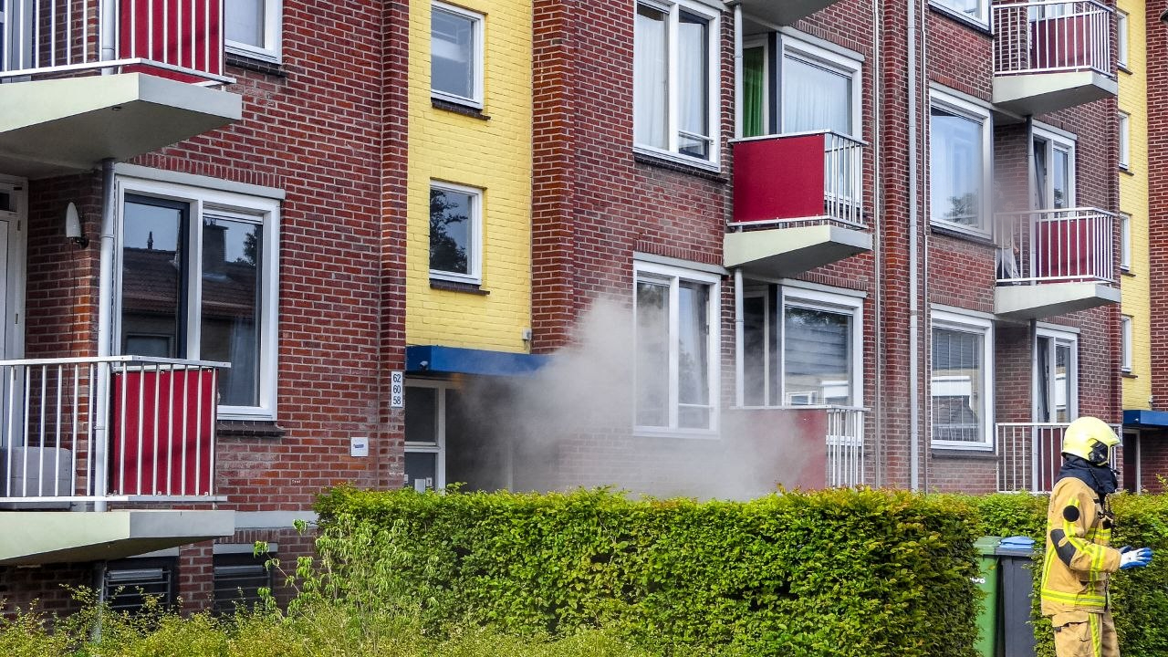 112 nieuws: Brand in flatgebouw Enschede, bewoners geëvacueerd | Drie gewonden bij aanrijding in Deventer.