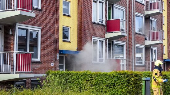 112 nieuws: Brand in flatgebouw Enschede, bewoners geëvacueerd | Drie gewonden bij aanrijding in Deventer. 112 nieuws: Brand in flatgebouw Enschede, bewoners geëvacueerd | Drie gewonden bij aanrijding in Deventer.