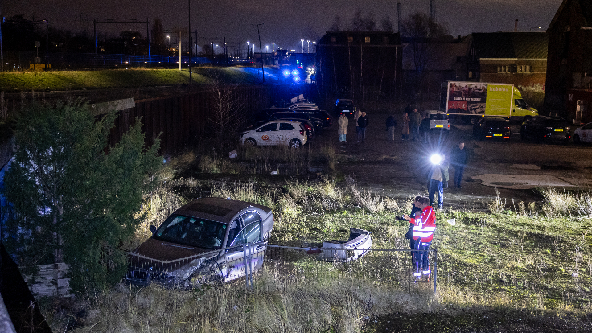 Op de achtergrond is nog net de boom te zien waar de auto doorheen vloog