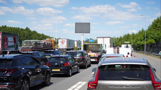 Chaos in avondspits: ongeluk en pechgevallen zorgen voor files op snelwegen. Chaos in avondspits: ongeluk en pechgevallen zorgen voor files op snelwegen.