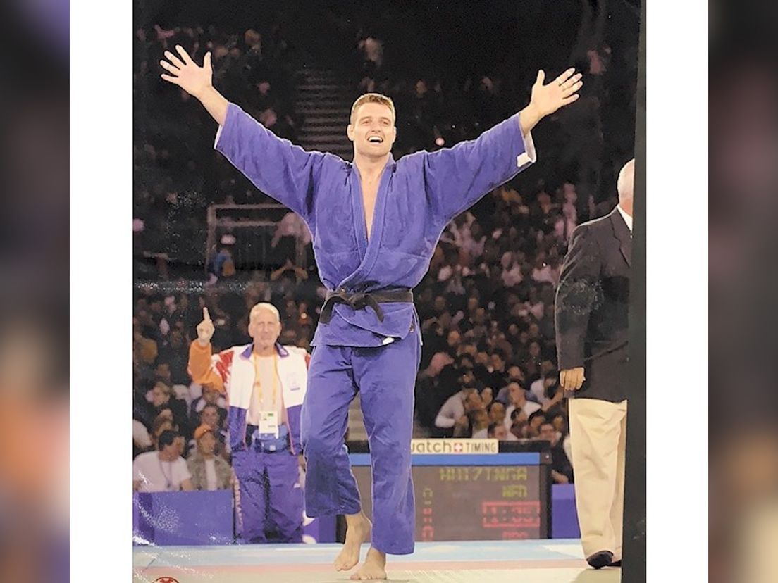Judoka Mark Huizenga wint Olympisch goud in Sydney 2000, coach Chris (links achter) deelt de vreugde