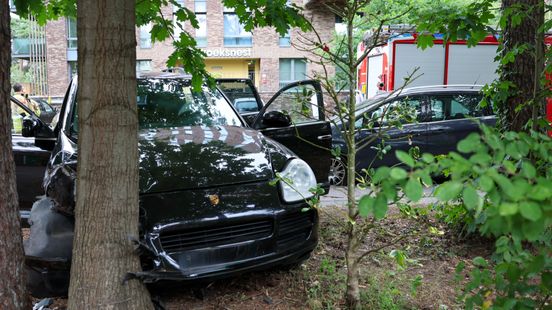Porsche rijdt tegen boom in Zeist Home
