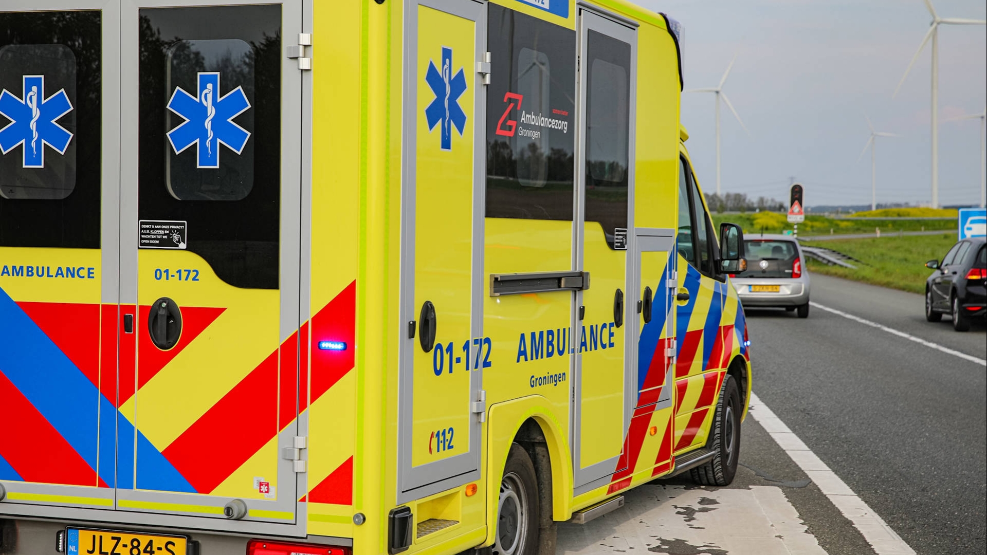 112-nieuws: Auto belandt op zijn kant op A7 • Auto in de sloot in Spijk