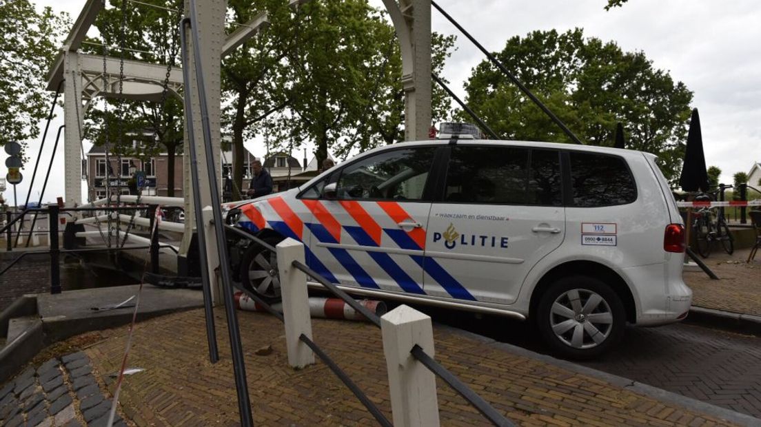 Een van de beschadigde politiewagens