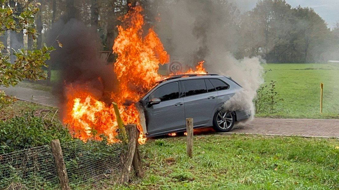 De vlammen sloegen na korte tijd uit de auto.