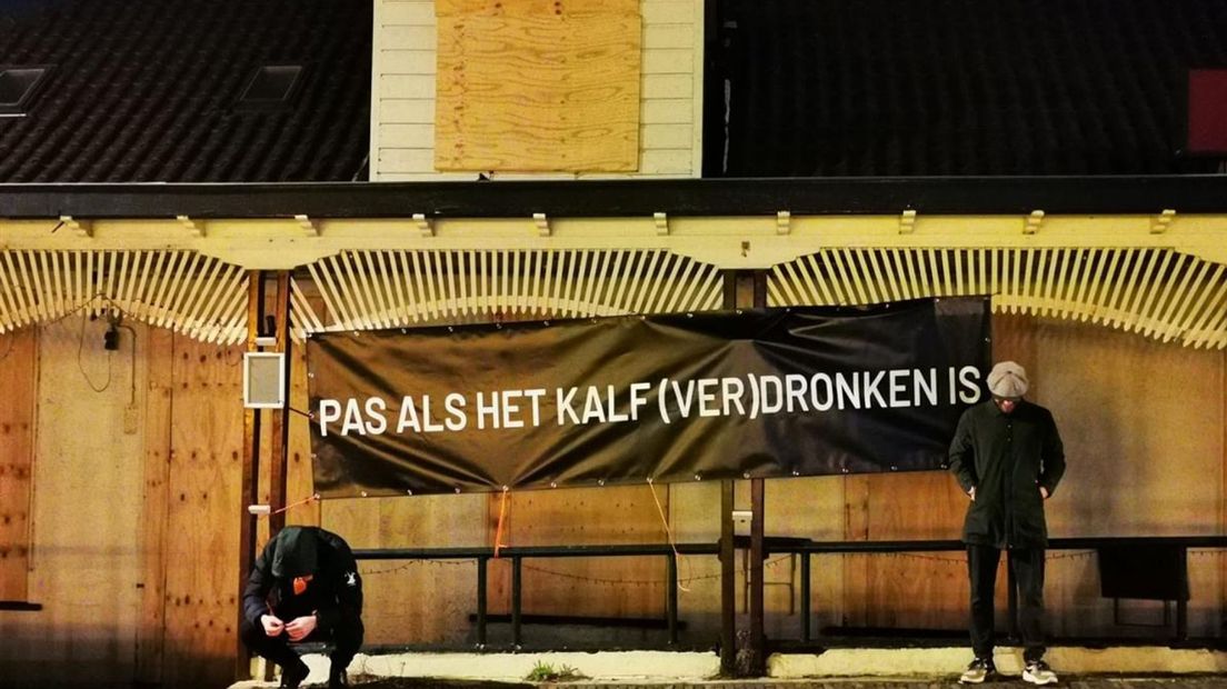 Actievoerders hebben een leus op het dichtgetimmerd pand in Den Hoorn gehangen