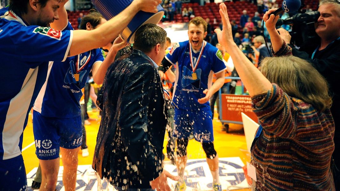 Coach Arjan Taaij krijgt een emmer water over zich heen