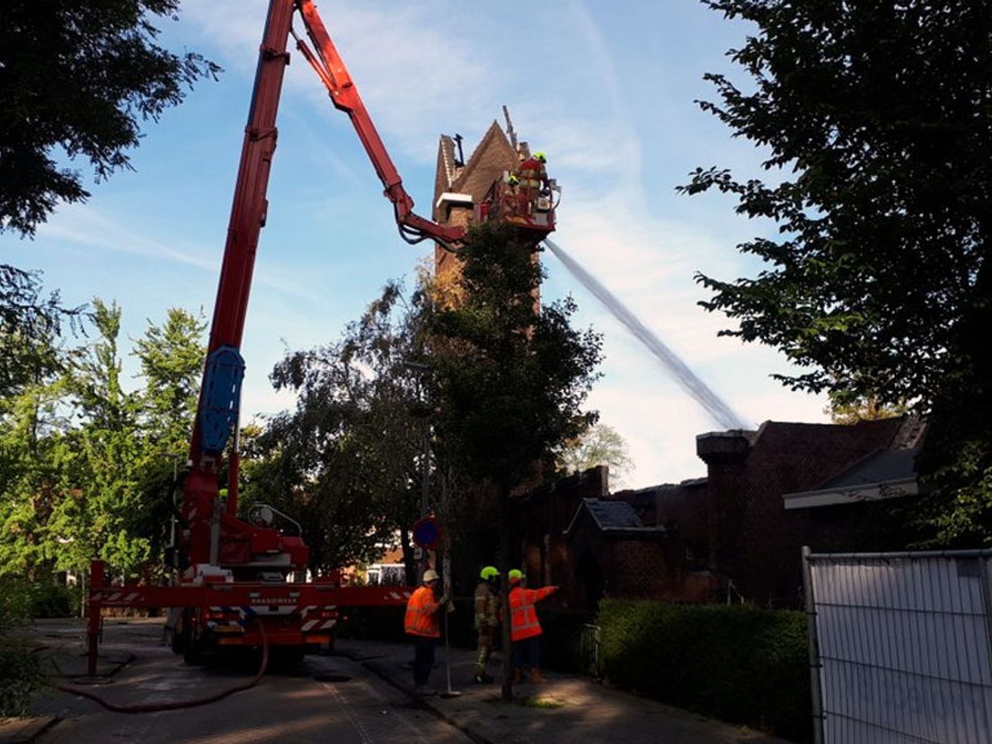 De brandweer was maandagochtend nog aan het nablussen