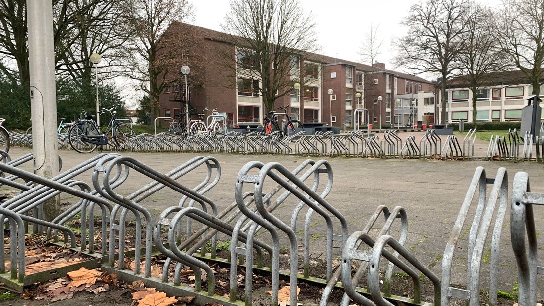 Lege fietsenstalling bij Kottenpark Lyceum in Enschede