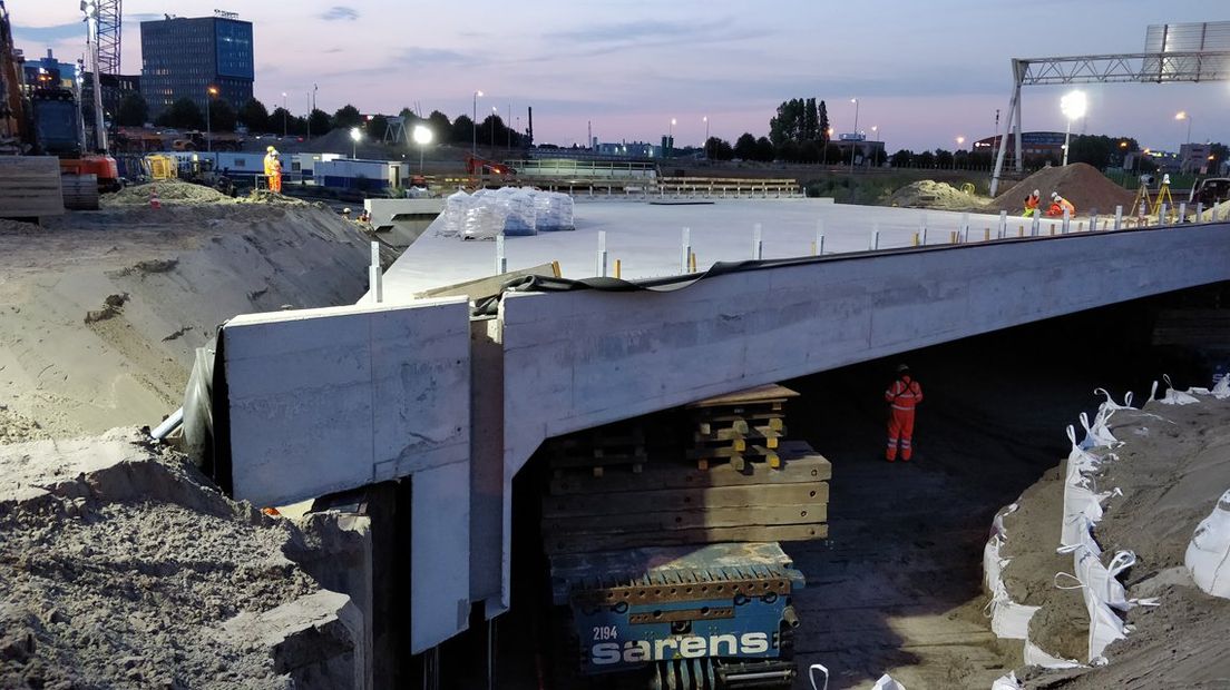 Een tunnelbak voor de Rotterdamsebaan werd vrijdagavond op z'n plek gereden onder de A4. 