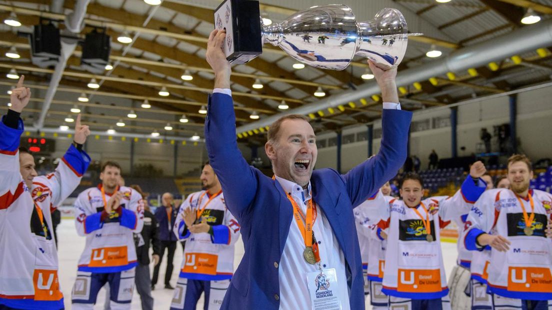 HIJS-coach Chris Eimers met de beker in 2018