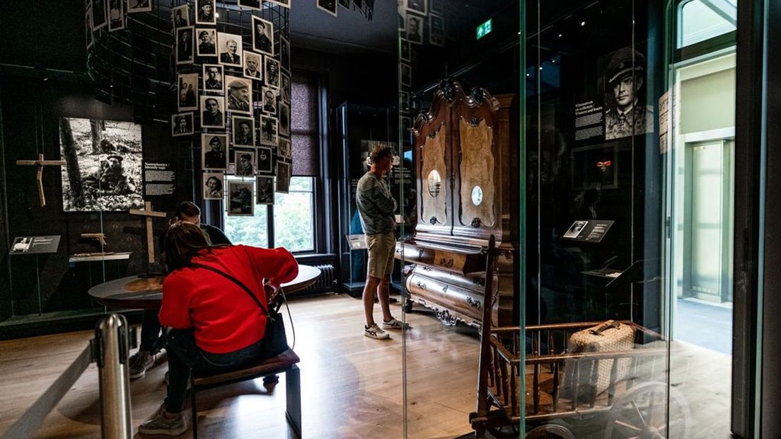 Bezoekers in het Airborne Museum in Oosterbeek.