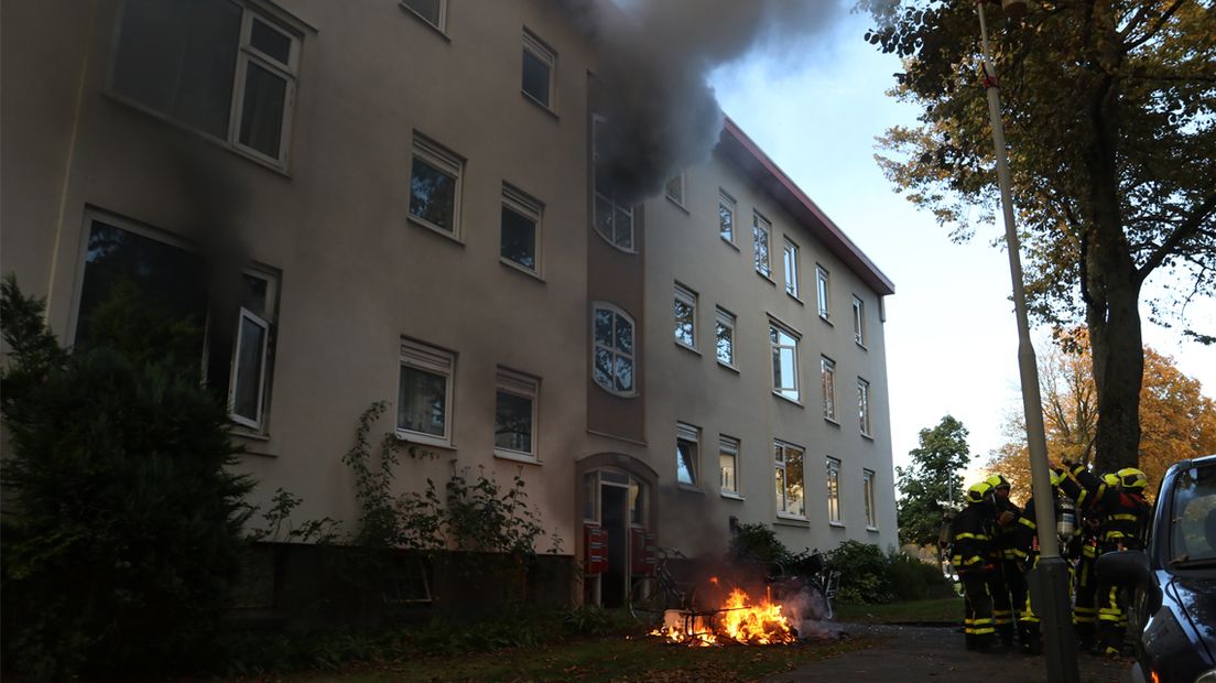 Brandend voorwerp op het gras voor de portiekwoning aan de Pieter Langendijkstraat