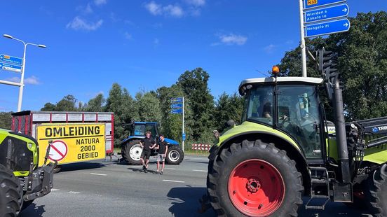 Trekkers blokkeren N35 bij Wierden, boeren leiden het verkeer om Home