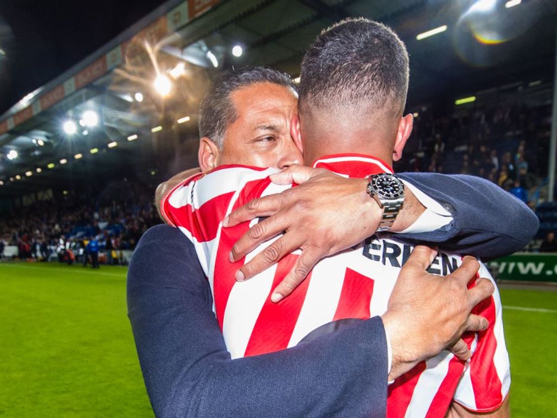 Sparta-trainer Henk Fraser viert de promotie. (VK Sportphoto - Yannick Verhoeven)