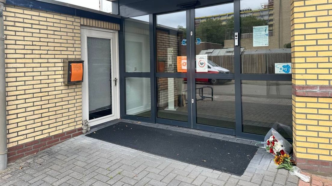 Bij de praktijk in Harderwijk liggen bloemen.