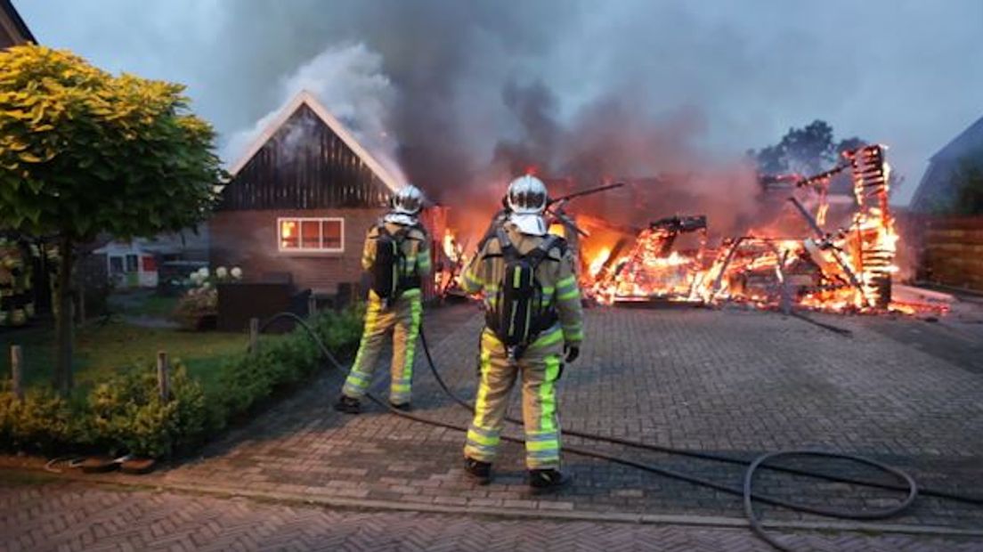 In het dorp Veessen in de gemeente Heerde is vanochtend een hobbyschuur met daarin drie auto's in de as gelegd. Ook een garage werd door de brand verwoest.