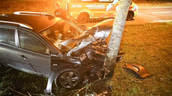 Gewonde na botsing tegen boom, bestuurder mogelijk onder invloed