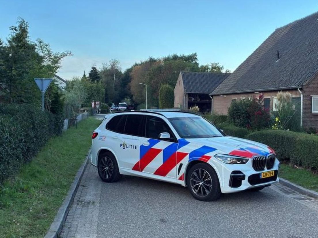 Politie aan de Ewijkseweg in Overasselt, in september.