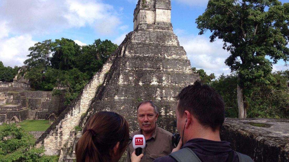 Hilde en Edwin aan het werk in Nationaal Park Tikal in Guatemala (Rechten: RTV Drenthe)