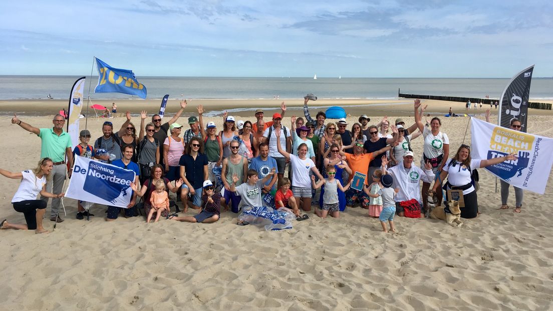De vrijwilligers die meedoen aan de Beach CleanUp vandaag op het strand bij Cadzand-Bad