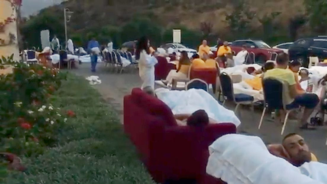 Hotelgasten onder de dekens na de aardbeving op Kos