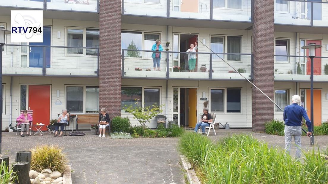 De bingokaarten worden vakkundig binnen gehengeld