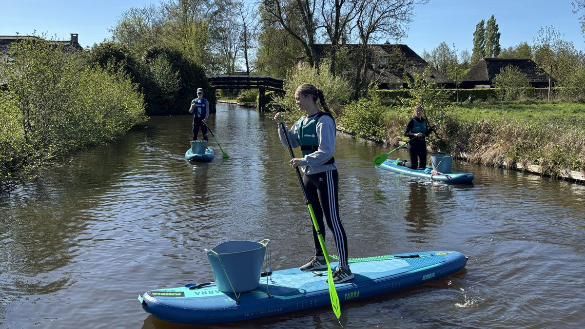 Suppers vissen bijna 30 kilo afval uit de grachten van Giethoorn