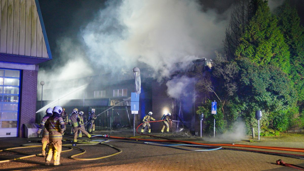 Brand in Houten verwoest bedrijfspand: pand deels gesloopt
