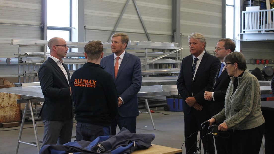 Koning Willem-Alexander in gesprek met Remko Germeraad, directeur van Alumax (links) en student Daan van Veluwen