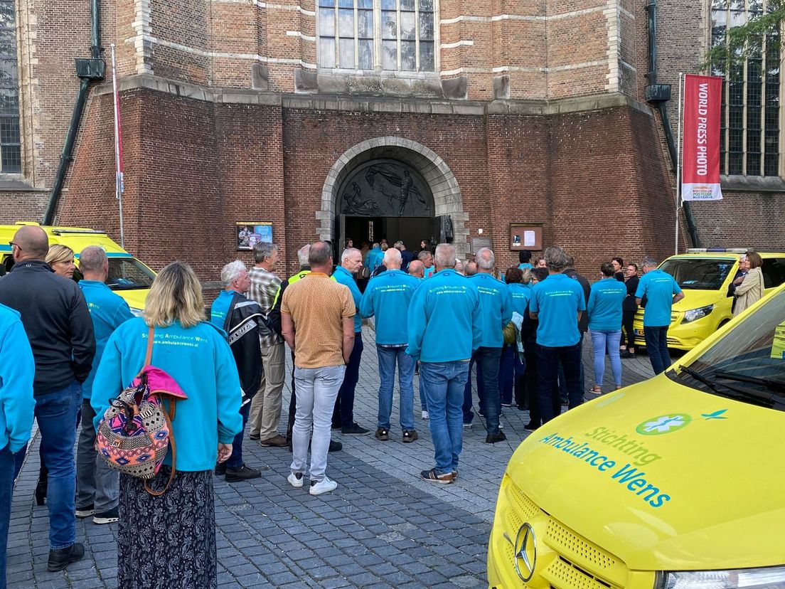 Ambulancepersoneel en vrijwilligers nemen afscheid van Kees Veldboer in de Laurenskerk