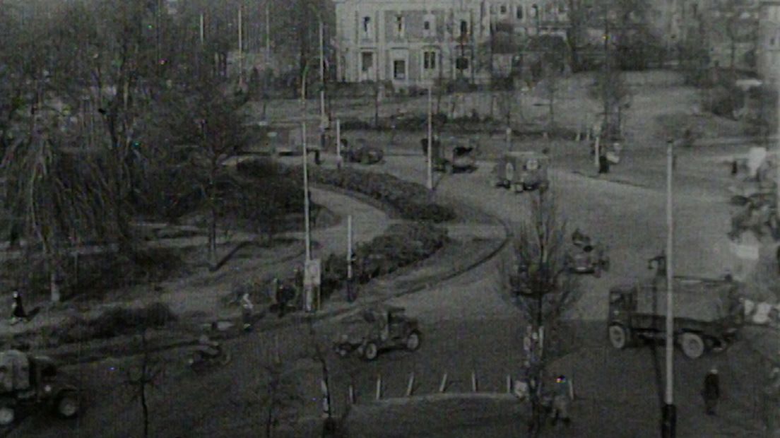 Geallieerde voertuigen in Nijmegen in de winter van 1944-1945.