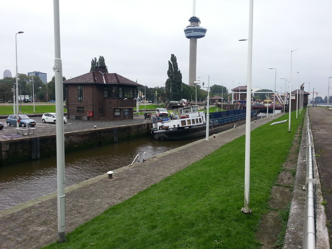 Scheef schip in Parksluizen Rotterdam