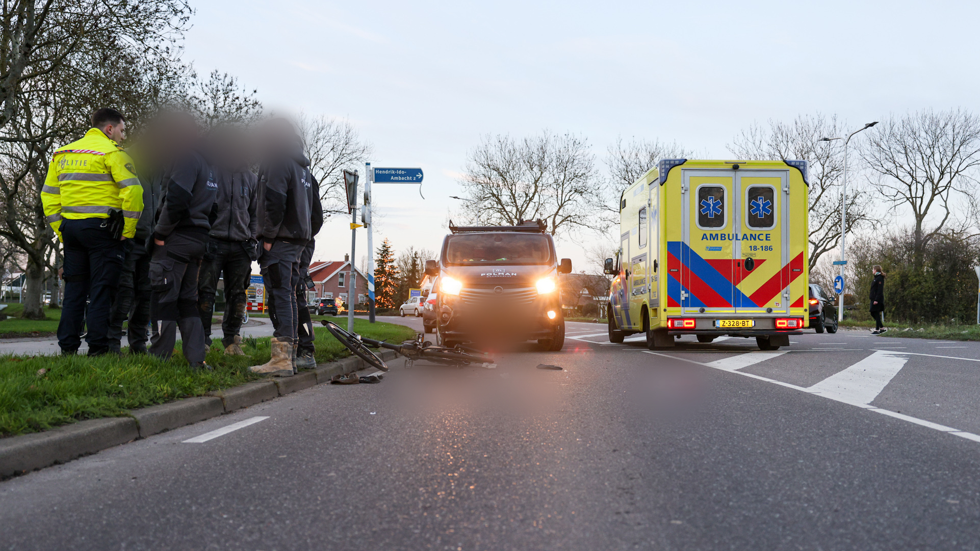 De fietser is naar het ziekenhuis gebracht na het ongeluk.