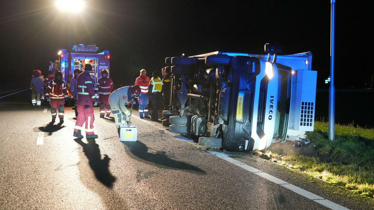 Ongeluk met vrachtwagen zorgt voor nachtelijke afsluiting N33