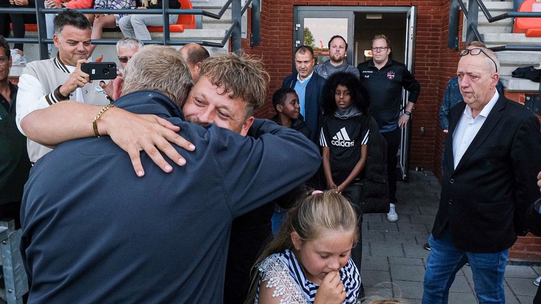 Willem knuffelt zijn zoon