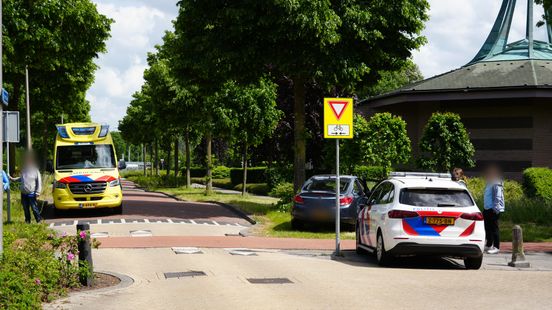 Scooterrijder aangereden door auto in Kampen. Scooterrijder aangereden door auto in Kampen.