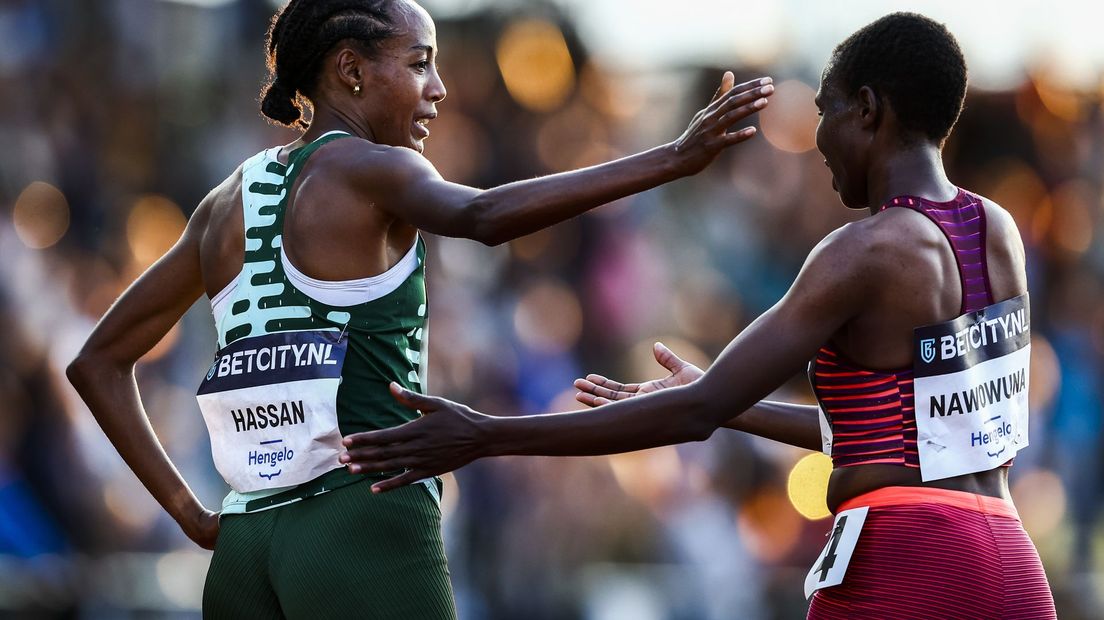 Hassan en Nawowuna na de 10.000 meter.